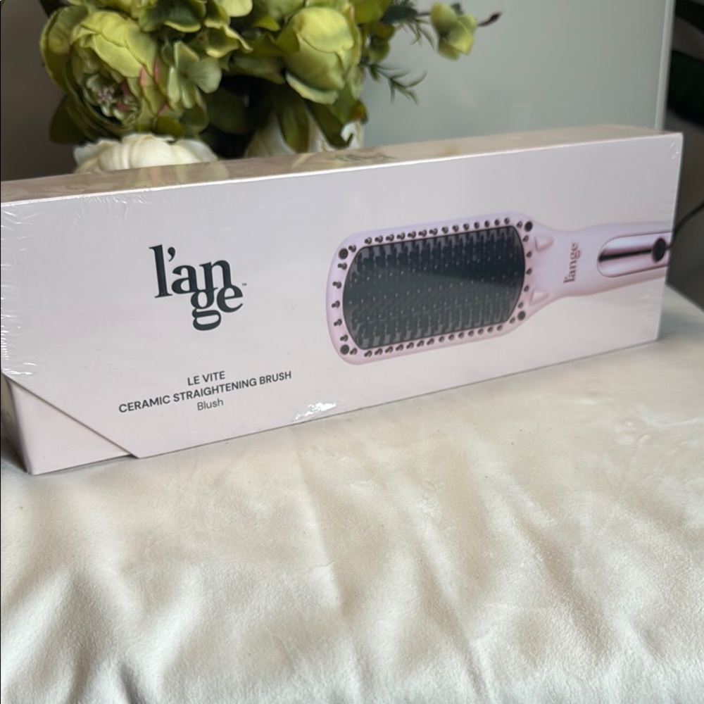 NWT Lange Ceramic Straightening Brush never opened 
Color Blush Pink